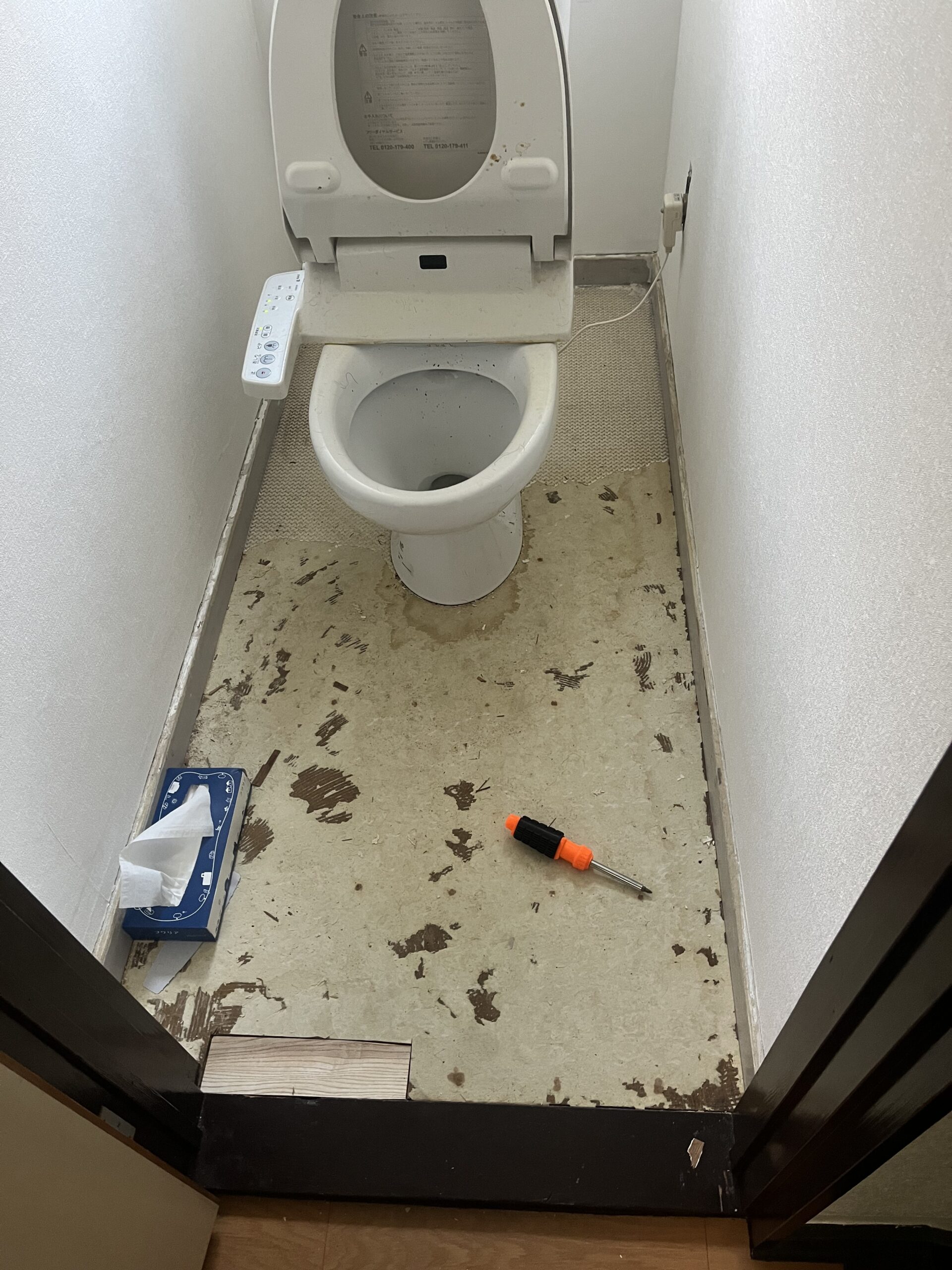 トイレを設置している途中の様子