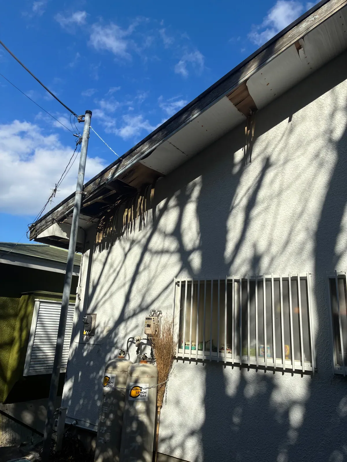 修繕前の軒天の剥がれと外壁