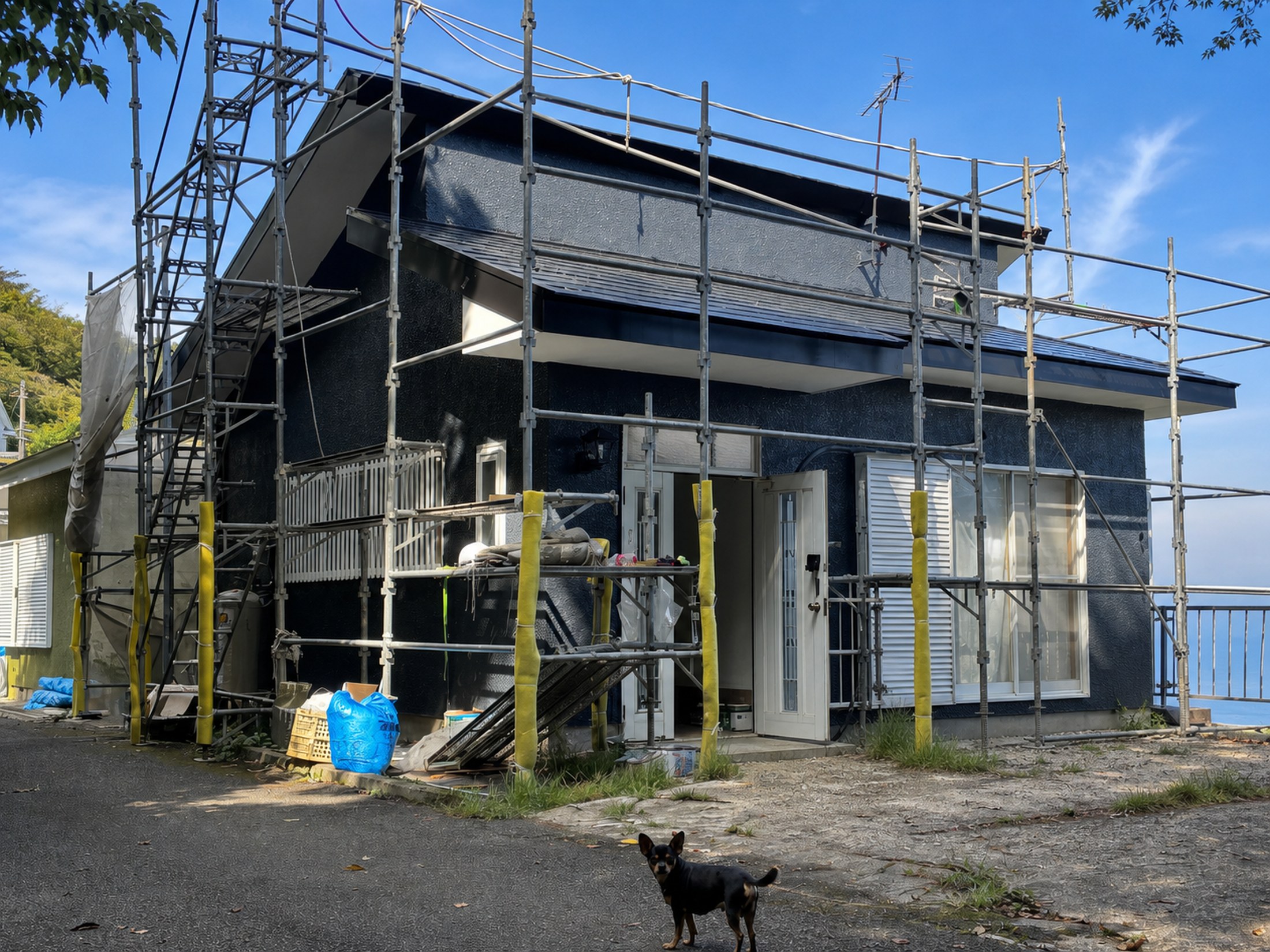 足場を組んで修繕していた頃の100万円の家