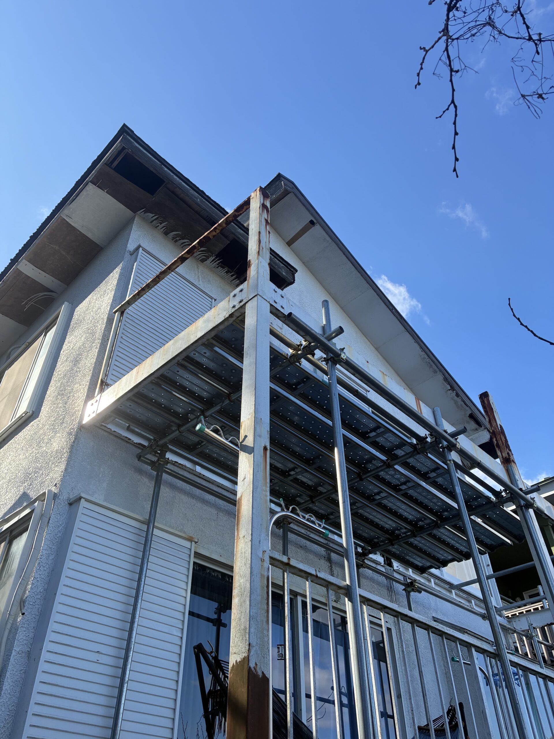 軒天と屋根端に組まれた足場